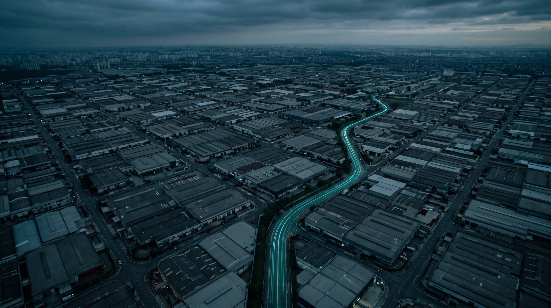 Vista aérea de um distrito industrial na Grande São Paulo ao entardecer